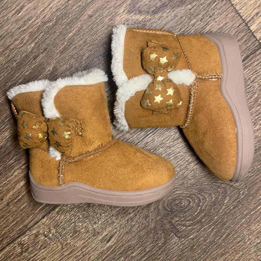 Little girl’s Size 3 shearling boots. Brown suede with bow detail. Used.